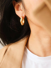 Load image into Gallery viewer, Darcy 18K Gold Non-Tarnish Oval Hoop Earring: Yellow Gold
