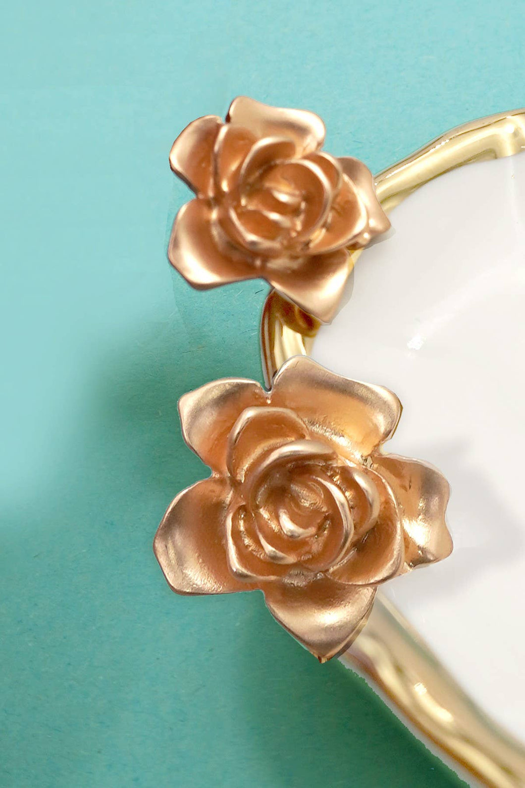 MATTE GOLD FLOWER STUD EARRINGS | 80E61095: MATTE GOLD