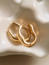 Load image into Gallery viewer, Darcy 18K Gold Non-Tarnish Oval Hoop Earring: Yellow Gold
